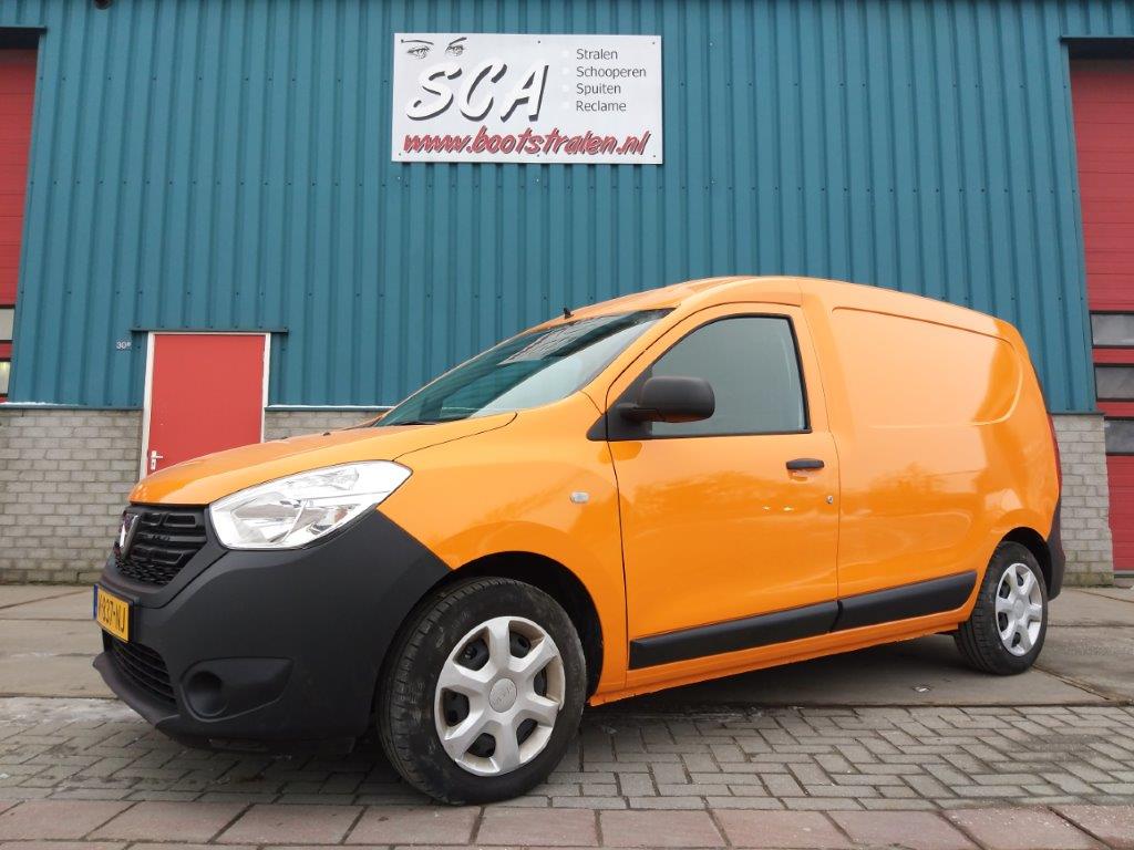 Dacia van Knol Akkrum gespoten van wit naar oranje bij Van t Blik Straal- & Conserveringsbedrijf Akkrum